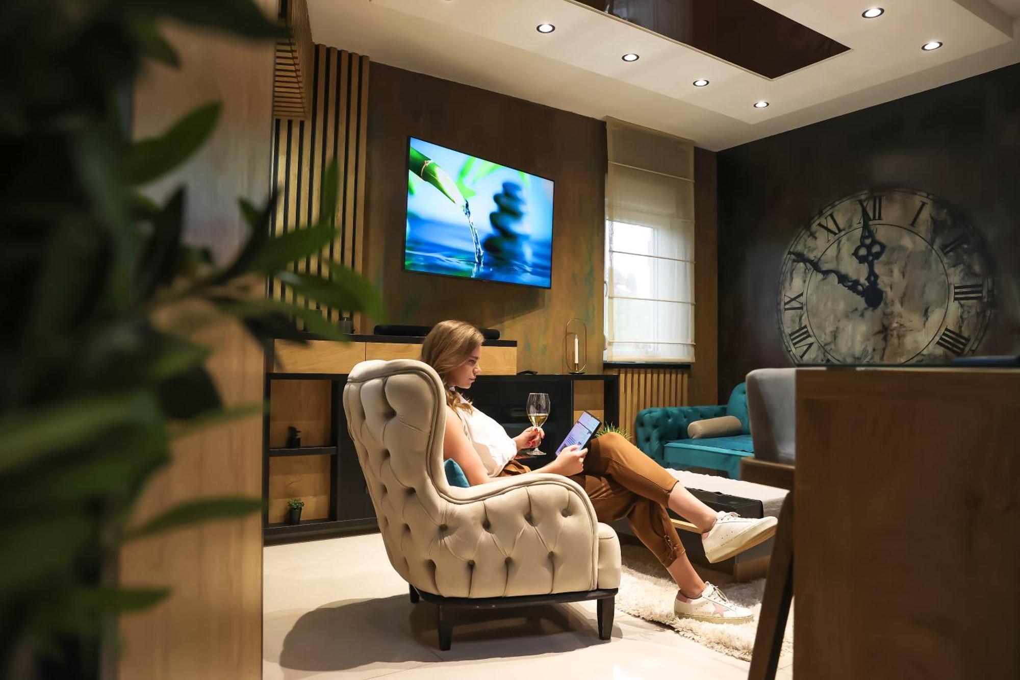 Ćuprija Design Apartment Platinium Spa Lux 5 Star "Havana" Completely Private Wellness & Spa Free Included Sauna & Jacuzzi & Salt Wall & Fire Place & 3D Ceilings & Business Wifi & Netflix & Keyless Code Entry & Full Smart App & Secure 2 Parking Place מראה חיצוני תמונה