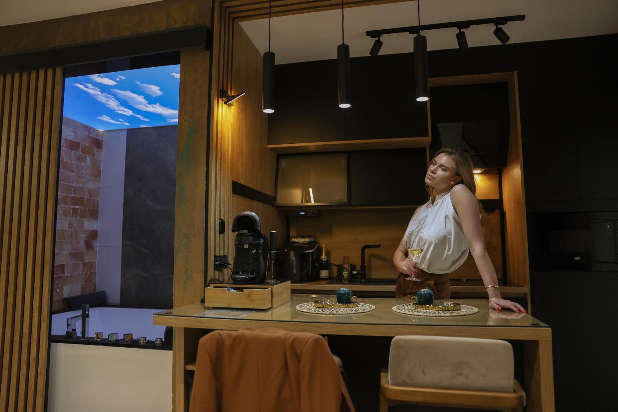 Ćuprija Design Apartment Platinium Spa Lux 5 Star "Havana" Completely Private Wellness & Spa Free Included Sauna & Jacuzzi & Salt Wall & Fire Place & 3D Ceilings & Business Wifi & Netflix & Keyless Code Entry & Full Smart App & Secure 2 Parking Place מראה חיצוני תמונה