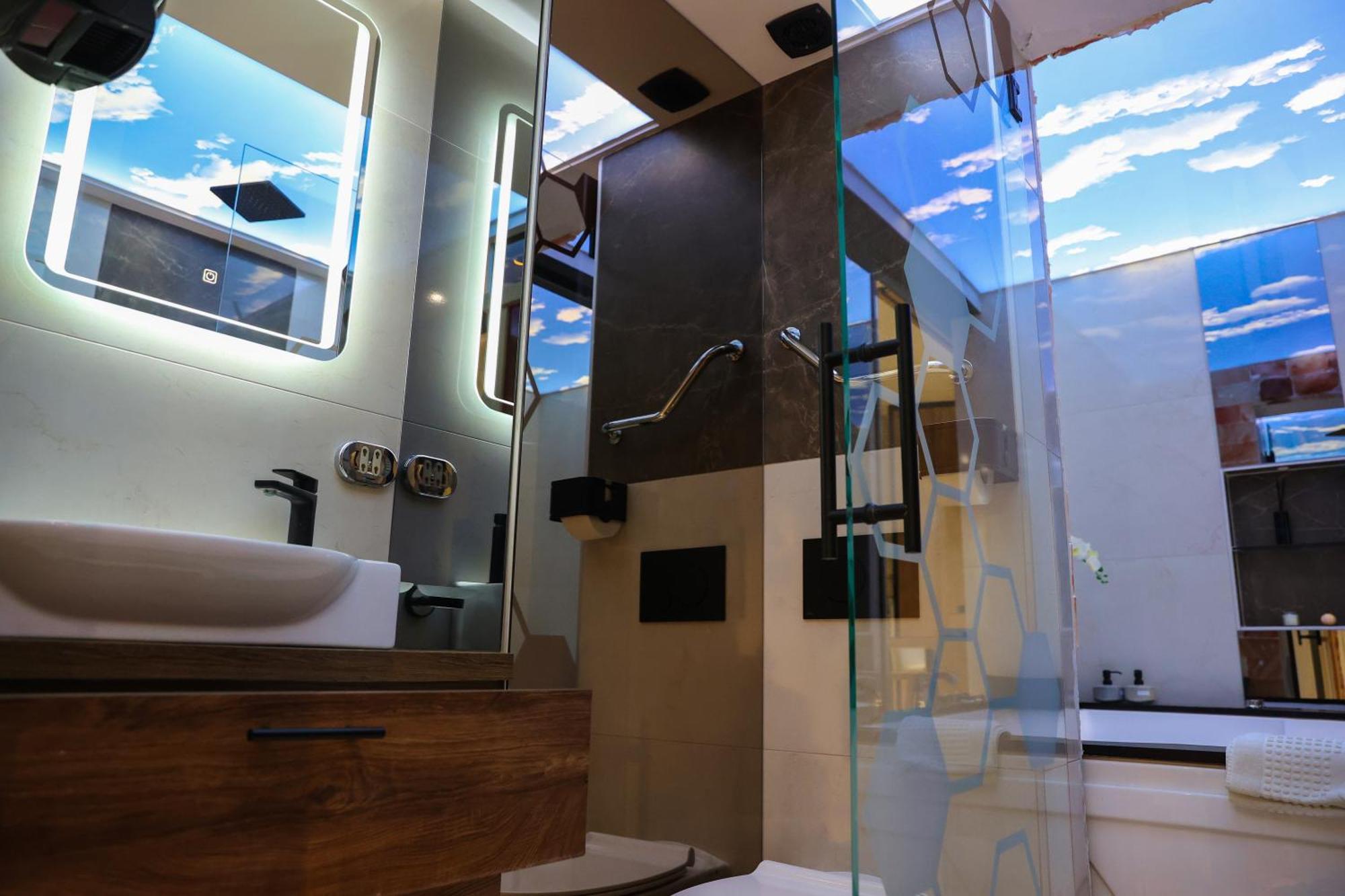 Ćuprija Design Apartment Platinium Spa Lux 5 Star "Havana" Completely Private Wellness & Spa Free Included Sauna & Jacuzzi & Salt Wall & Fire Place & 3D Ceilings & Business Wifi & Netflix & Keyless Code Entry & Full Smart App & Secure 2 Parking Place מראה חיצוני תמונה